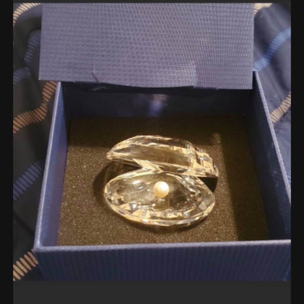(Limited Edition)Swarovski Shell With Pearl